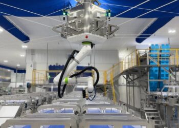 robot colaborativo (cobot) Fanuc para limpieza industrial. Posición invertida gracias al uso de cables.