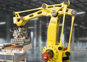 Robot industrial FANUC con EOAT manipulando productos en proceso de paletizado automatizado