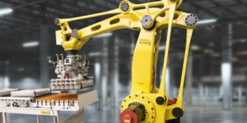 Robot industrial FANUC con EOAT manipulando productos en proceso de paletizado automatizado