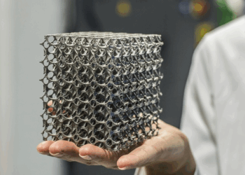 Estructura reticulada fabricada mediante impresión 3D en metal mostrando diseño complejo y optimización de material