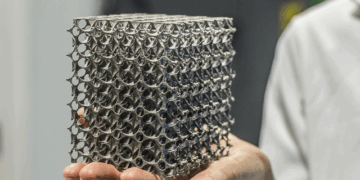 Estructura reticulada fabricada mediante impresión 3D en metal mostrando diseño complejo y optimización de material