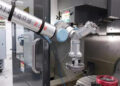 robot colaborativo UR realizando labores de carga para automatización de CNC