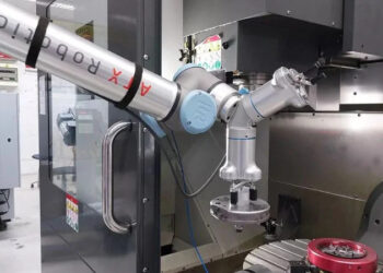 robot colaborativo UR realizando labores de carga para automatización de CNC